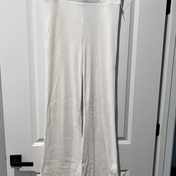 Soft ribbed, high waisted flare pants - Picture 5 of 6
